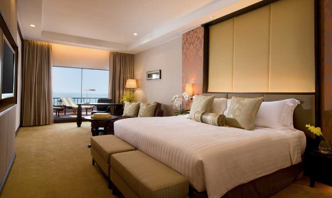 dusit-thani-pattaya-accommodation-club-grand-room-king-bed-1.jpg