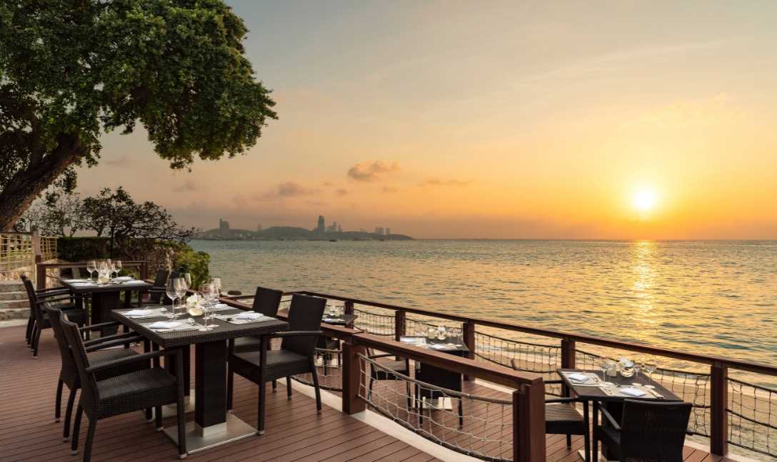 dusit-thani-pattaya-dining-the-bay-restaurant-terrace.jpg