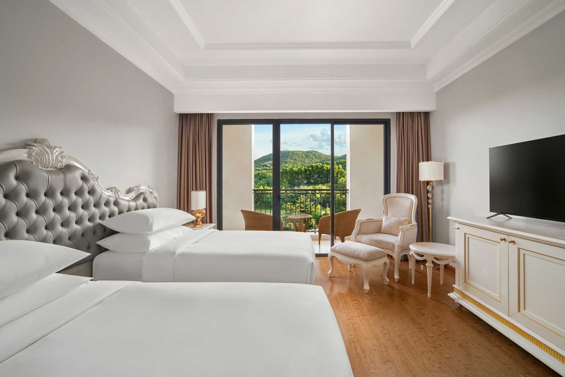 MH_CXRHT_Deluxe_Twin_Garden_View_Bedroom_low